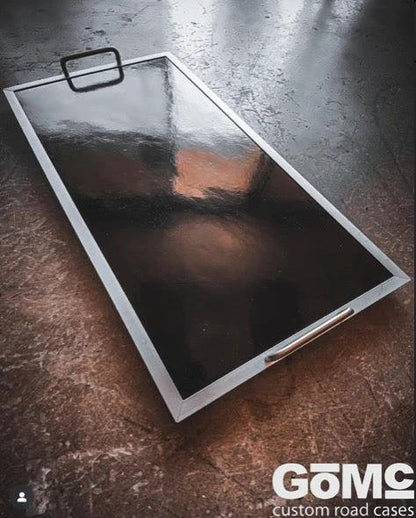 GOMC flat pedalboard with black surface, aluminum frame, and visible GOMC logo